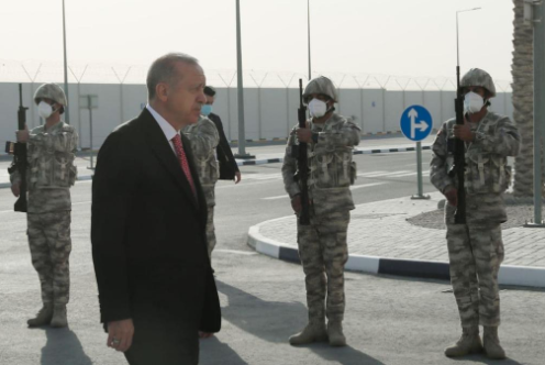 أردوغان يجري زيارة إلى القاعدة العسكرية التركية القطرية